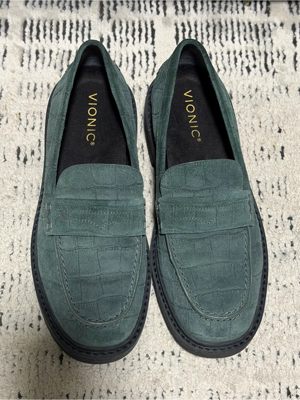 Vionic Women’s Caitlin Penny Loafers. Dark green alligator embossed suede. Size7